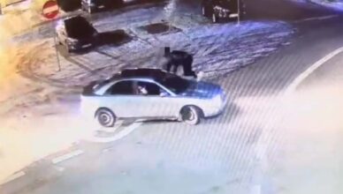 Nagranie ku przestrodze. Pijany kierowca wiózł pasażera na dachu