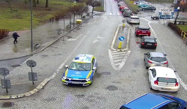 „Na sygnałach” do lekarza - policjanci z Ostrołęki pomogli kobiecie w ostatnim tygodniu ciąży