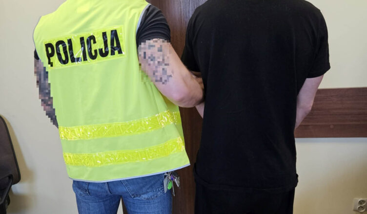 Ostrołęccy policjanci zatrzymali dwóch mężczyzn zajmujących się kradzieżą aut. Jeden z nich ukrywał się w krzakach.