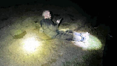 nocą szedł skrótem do domu i upadł w grzęzawisko