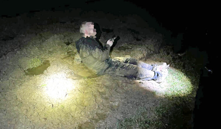 nocą szedł skrótem do domu i upadł w grzęzawisko