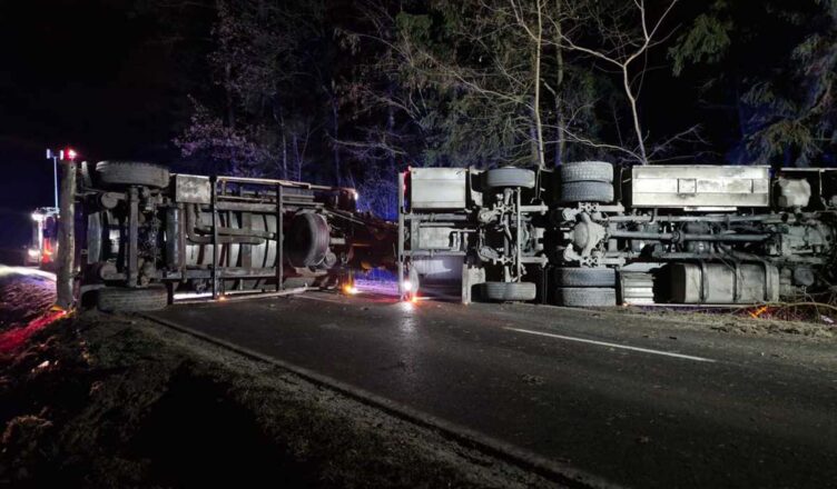 Tony na drodze, promile we krwi. Ciężarówka zablokowała ruch na kilka godzin.