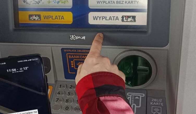 Kobieta wzięła kredyt i pieniądze przekazała oszustom