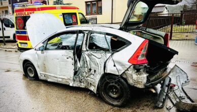 Kierowca z dużą prędkością uderzył w betonowy słup i wypadł z samochodu.