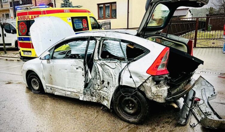 Kierowca z dużą prędkością uderzył w betonowy słup i wypadł z samochodu.