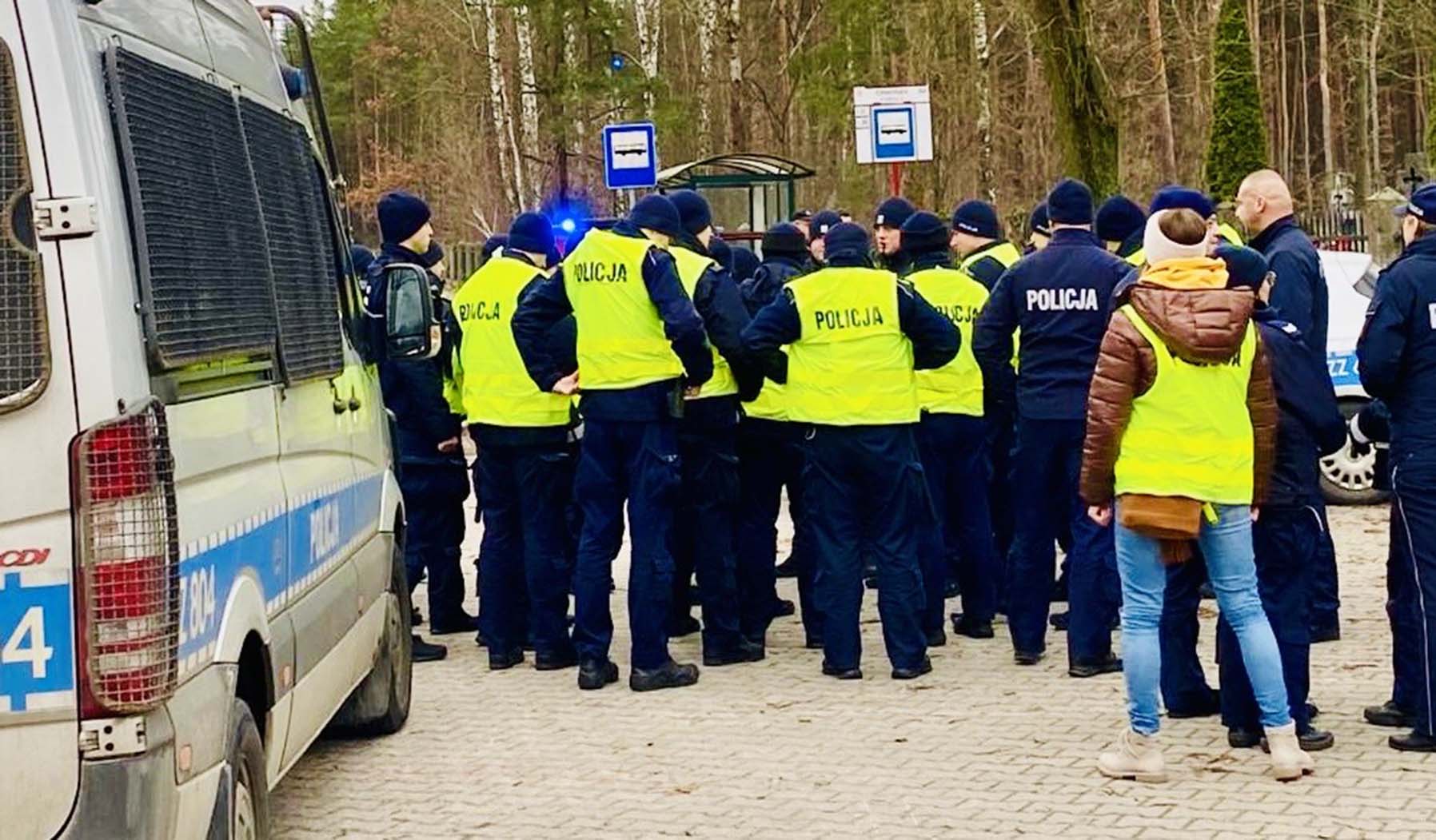 Wezwanie brzmiało – osoba z nożem w brzuchu! Głupi żart postawił na nogi wszystkie służby.