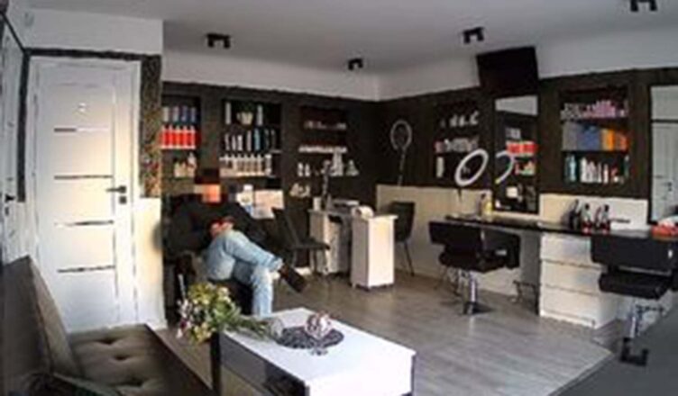 W niedzielny poranek wpadł z wielkim hukiem do salonu urody