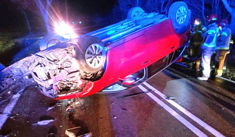 Chciał uniknąć zderzenia z sarną. Skończyło się dachowaniem auta.