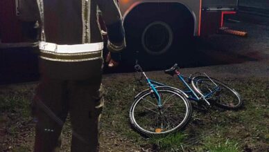 Rowerzysta potrącony na drodze