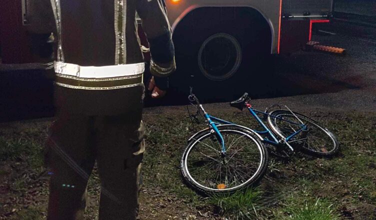 Rowerzysta potrącony na drodze