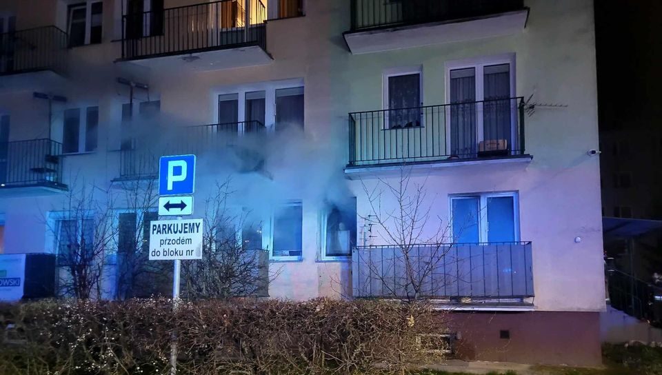 Jedna osoba poszkodowana w pożarze mieszkania w bloku