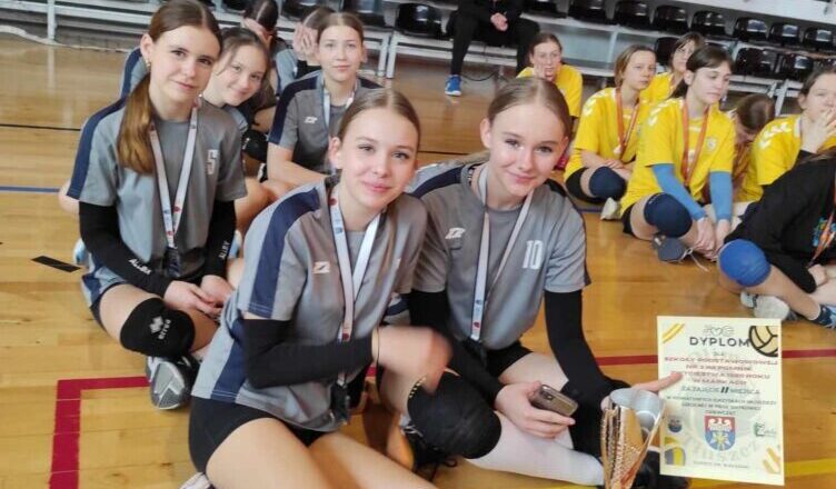 Srebrna drużyna siatkarska dziewcząt z Marek