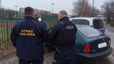 Mężczyźni koczujący w aucie