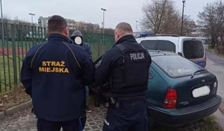 Mężczyźni koczujący w aucie