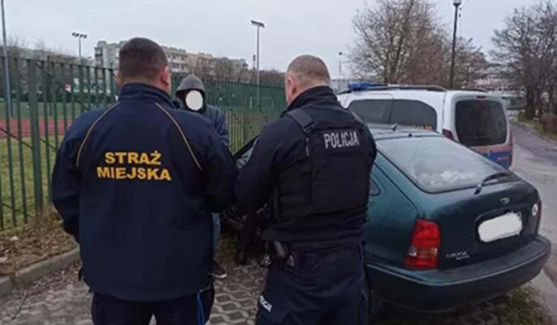 Mężczyźni koczujący w aucie