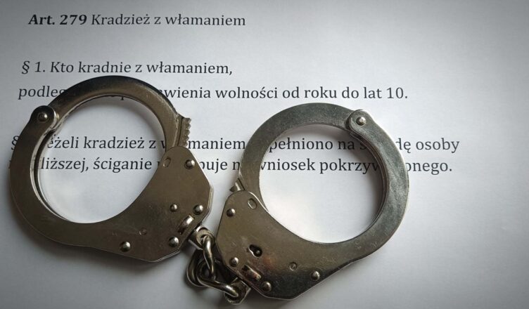 Smakosz alkoholu ukradł 46 butelek. Został zamknięty w sklepie podczas kolejnej kradzieży.