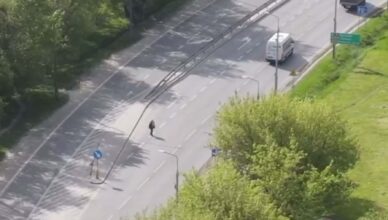 Piesi w oku policyjnego drona [wideo]