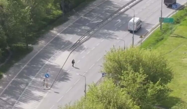 Piesi w oku policyjnego drona [wideo]