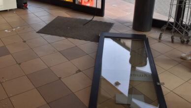 Taranowali drzwi i kradli kasetki z pieniędzmi