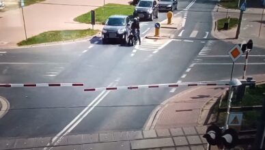 Wjechał na przejazd kolejowy pomimo czerwonego światła