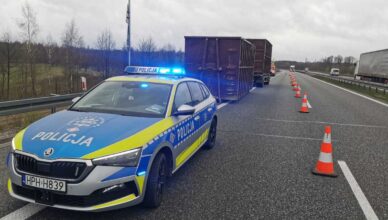 Zostawił kontenery na S-8, bo miał awarię