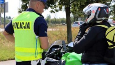 40-latek przewrócił się na skuterze. Był pijany i nie miał uprawnień.