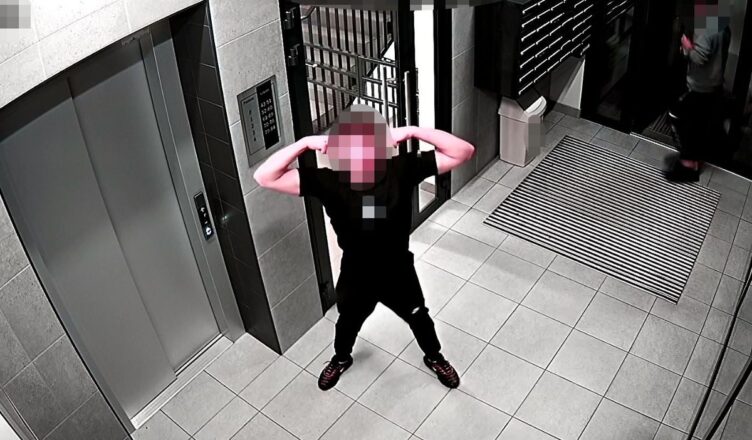 Najpierw uszkodzili skrzynki pocztowe, później jeden z nich dumnie prężył się przed kamerą