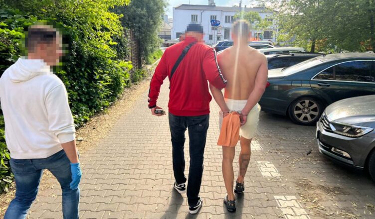 Ukrył się przed policjantami w schowku na pościel