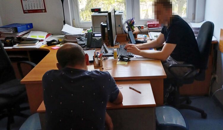 Napadli na dostawcę jedzenia. Napastników zatrzymali kryminalni.