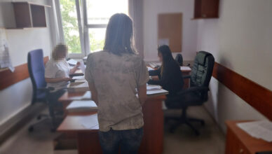 Szarpała wyzywała policjantów i szczuła ich psem