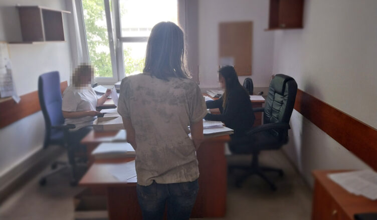 Szarpała wyzywała policjantów i szczuła ich psem