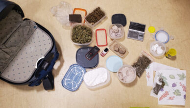 Kilogram narkotyków w walizce w przyczepie campingowej u poszukiwanego 45-latka