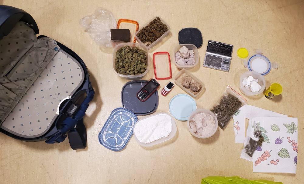 Kilogram narkotyków w walizce w przyczepie campingowej u poszukiwanego 45-latka