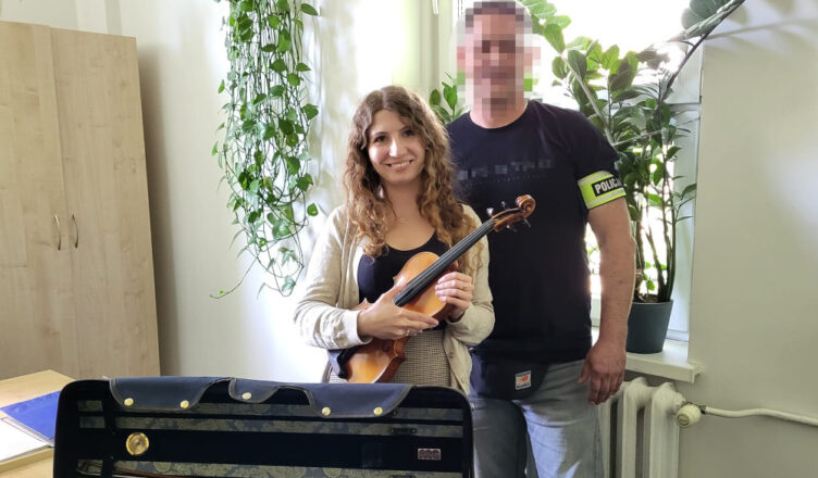 Policjanci odzyskali instrument skradziony skrzypaczce w drodze na koncert