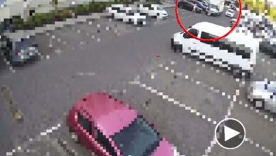 Wyszedł nagle zza stojącego auta, wprost pod koła jadącej skody [wideo]