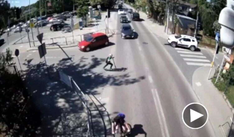 Na hulajnodze elektrycznej wprost pod koła auta [wideo]