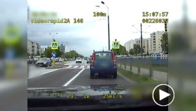 Niebezpieczne wyprzedzanie bezpośrednio przed lub na przejściu dla pieszych [wideo]