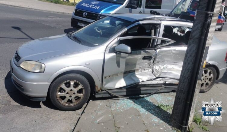 Policjant z radomskiej drogówki wydostał dziecko z zakleszczonego auta