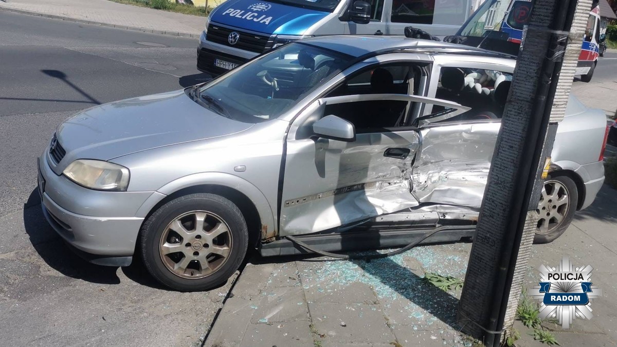 Policjant z radomskiej drogówki wydostał dziecko z zakleszczonego auta
