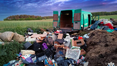 Odpady którymi załadowany był bus wyrzucili w lesie