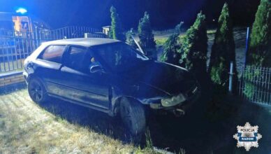 Nieodpowiedzialni kierowcy. Jeden po alkoholu przewoził dzieci, drugi wjechał w ogrodzenie.