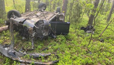 Zginął młody kierowca. Policjanci wyjaśniają okoliczności wypadku.