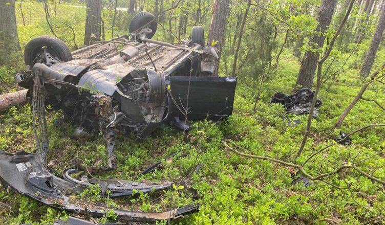 Zginął młody kierowca. Policjanci wyjaśniają okoliczności wypadku.