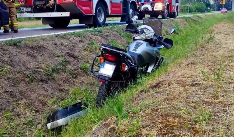 Motocykl w rowie