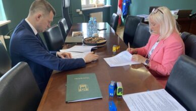 Kobyłka - budowa boiska przy Szkole nr 1 i oświetlenie przy DW 634