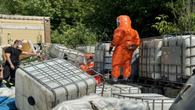 Dozór policji dla 3 podejrzanych o przechowywanie nielegalnych odpadów oraz leków [wideo]