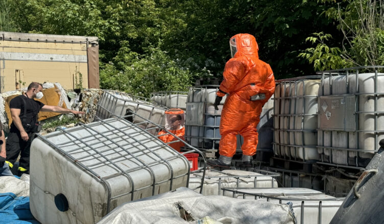Dozór policji dla 3 podejrzanych o przechowywanie nielegalnych odpadów oraz leków [wideo]