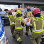 Ratownicy kwalifikowanej pierwszej pomocy w akcji ratunkowej na drodze