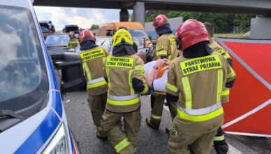 Ratownicy kwalifikowanej pierwszej pomocy w akcji ratunkowej na drodze