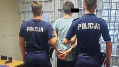 Ujęty przez mieszkańców na cmentarzu